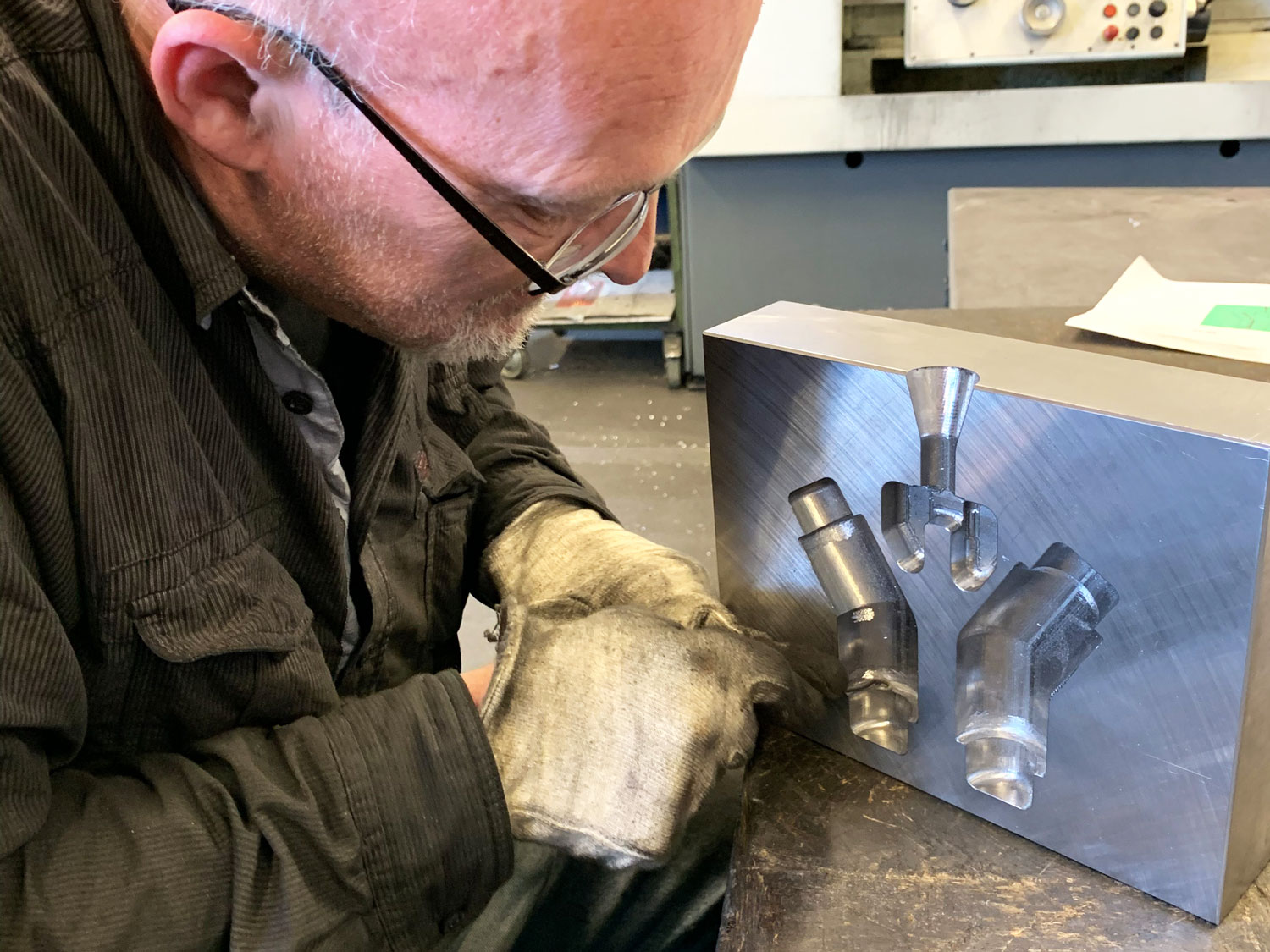 werkzeugbau-mitarbeiter-hugo-arens-1500x1125b